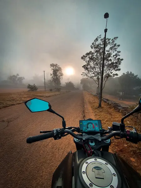 Vertikal Bild Motorcykel Med Den Vackra Soluppgången Bakgrunden — Stockfoto