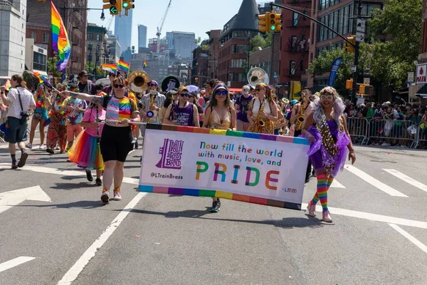 Grande Multidão Pessoas Comemorando Parada Orgulho Nas Ruas Nova York — Fotografia de Stock