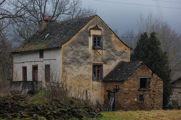 Une Maison Abandonnée Solitaire Dans Brouillard — Photo