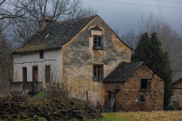 Una Casa Solitaria Abandonada Clima Neblinoso — Foto de Stock