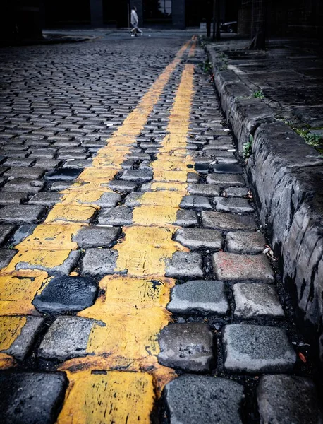 Dubbele Gele Lijnen Parkeren Beperking Geschilderd Langs Geplaveide Straat — Stockfoto