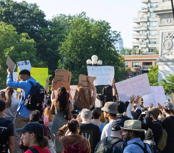 Washington Square Park New York 2022 最高法院推翻Roe诉Wade案之后持硬纸板标志的抗议者 — 图库照片