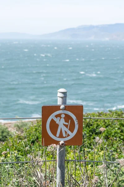 海辺でのハイキングの警告標識の閉鎖 — ストック写真