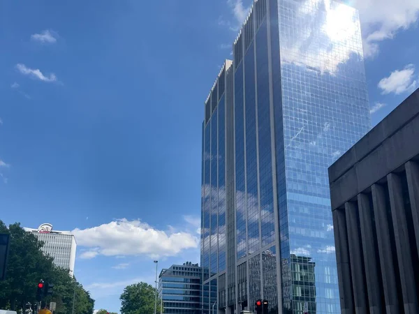 Edifício Alto Com Reflexão Céu Azul Vidro — Fotografia de Stock