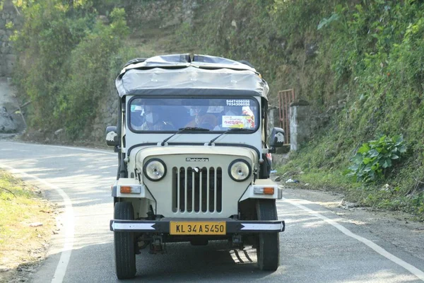 Güneşli Bir Günde Dağ Yolunda Giden Bir Mahindra Cipi — Stok fotoğraf