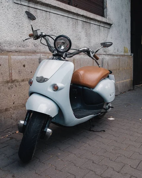 Een Scooter Geparkeerd Straat Tegen Een Gebouw — Stockfoto