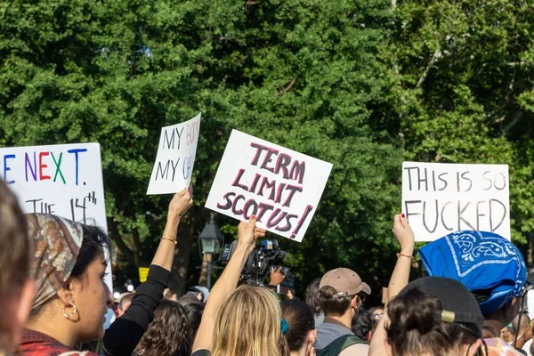 Квадратний Парк Вашингтон Нова Ярка 2022 Протестувальники Тримають Картонні Знаки — стокове фото