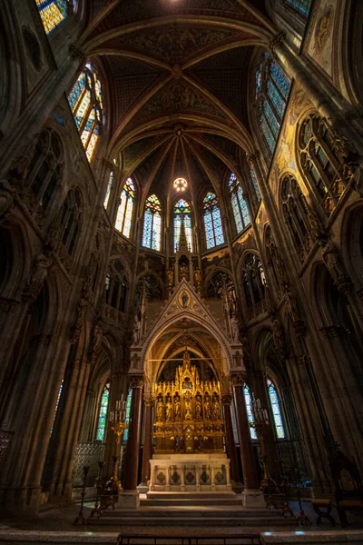 Een Verticale Opname Van Vitus Kathedraal Van Binnenuit Praag Tsjechië — Stockfoto