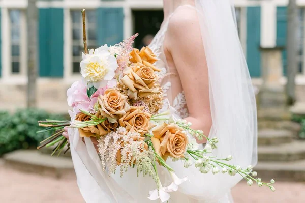 Eine Schöne Braut Hält Einen Strauß Rosen Die Höhe — Stockfoto