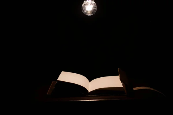 Nahaufnahme Eines Beleuchteten Tagebuchs — Stockfoto