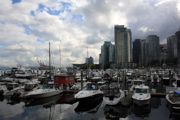 加拿大不列颠哥伦比亚省温哥华煤港的游艇和帆船 — 图库照片