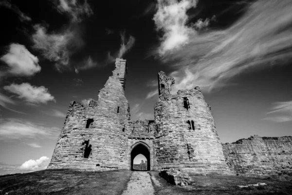 Ngiltere Nin Kuzey Doğu Kıyısındaki Dunstanburgh Kalesi Nin Gri Tonlu — Stok fotoğraf