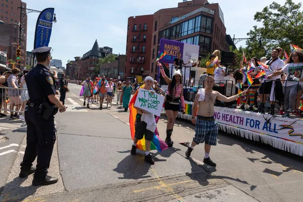 Gran Multitud Personas Celebrando Desfile Del Orgullo Las Calles Ciudad —  Fotos de Stock