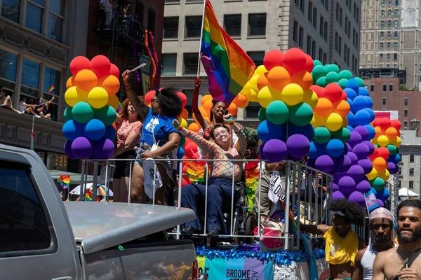 2022年6月26日 欢快的人们在纽约市参加了骄傲游行 — 图库照片