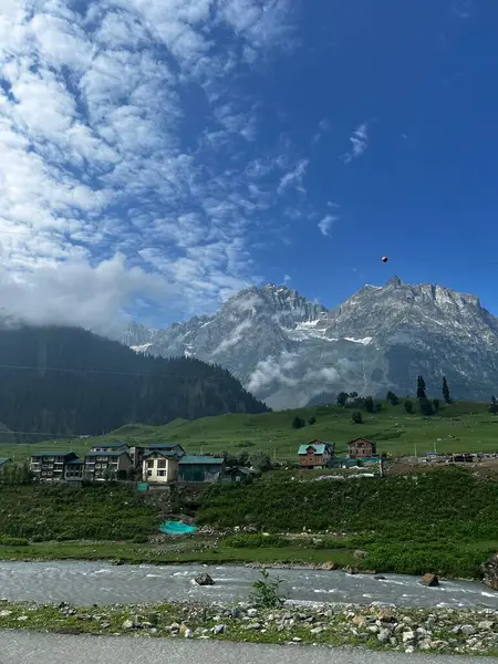 Eine Vertikale Aufnahme Eines Kleinen Dorfes Fuße Der Berge — Stockfoto
