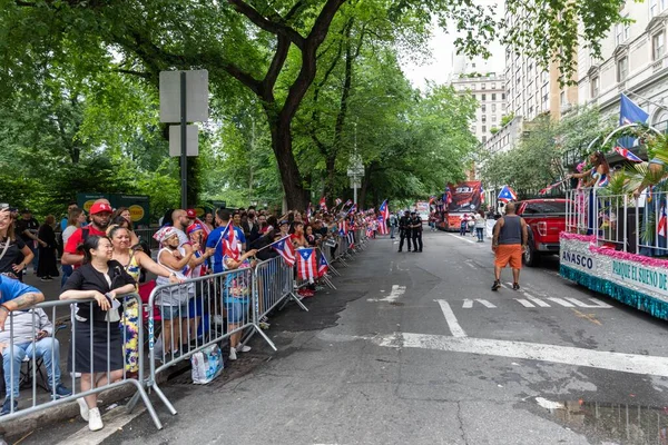 Wielkie Tłumy Ludzi Ulicach Manhattanu Świętujących Paradę Dnia Portorykańskiego — Zdjęcie stockowe