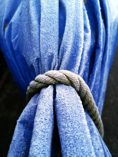 Gros Plan Une Corde Attachant Rideau Bleu — Photo