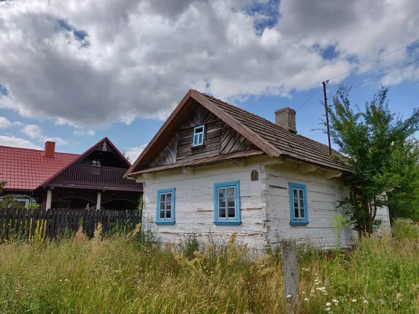 Уютный Белый Сельский Дом Деревне — стоковое фото