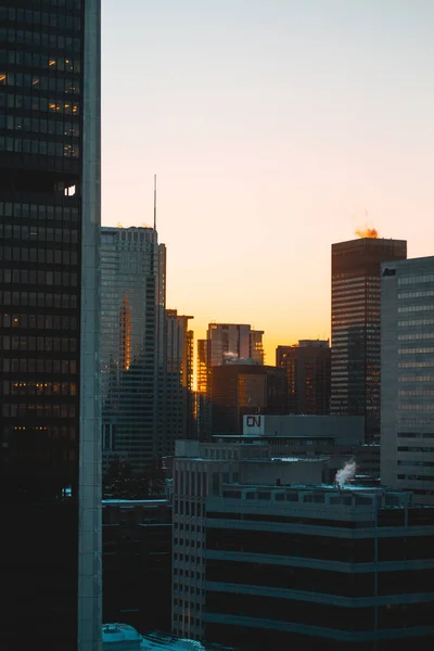 Вертикальный Снимок Современных Небоскребов Центре Города Время Яркого Заката Квебеке — стоковое фото