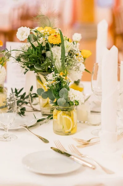 結婚式の花が飾られた結婚式のテーブルの垂直ショット — ストック写真
