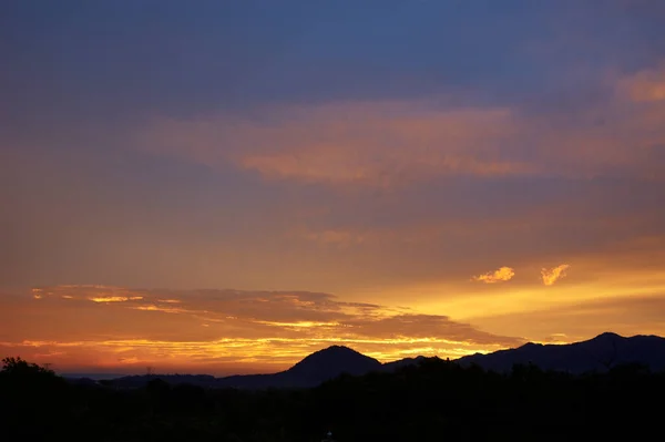 Dağların Üzerinde Dramatik Gökyüzü Ile Manzaralı Bir Günbatımı Manzarası — Stok fotoğraf