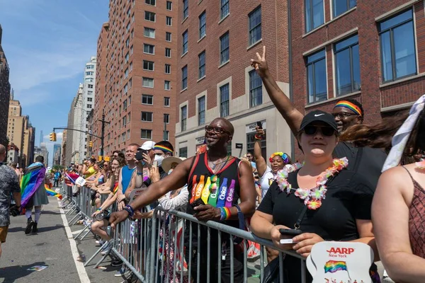许多人在纽约市的街道上庆祝 自豪游行 — 图库照片