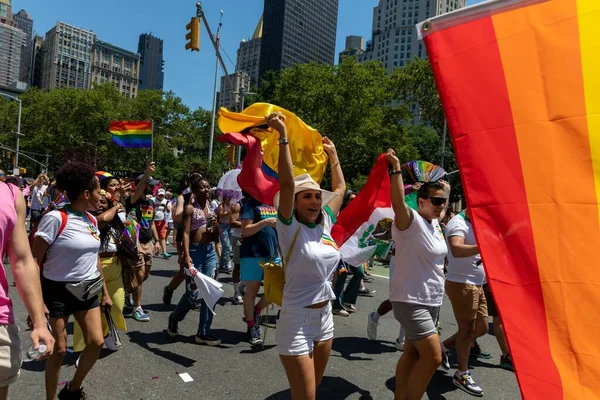 New York City Abd 2022 Sayılı Onur Yürüyüşü Kutlayan Insanlar — Stok fotoğraf
