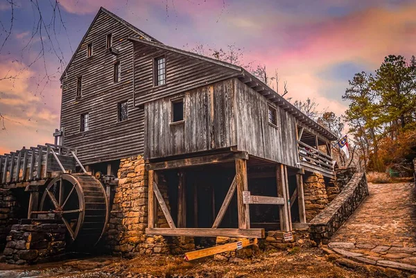 Starý Dřevěný Dům Poblíž Vodní Mlýn Pod Barevnou Oblohou — Stock fotografie