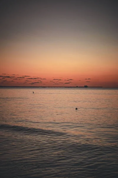 Een Verticaal Shot Van Prachtige Zonsondergang Boven Zee — Stockfoto