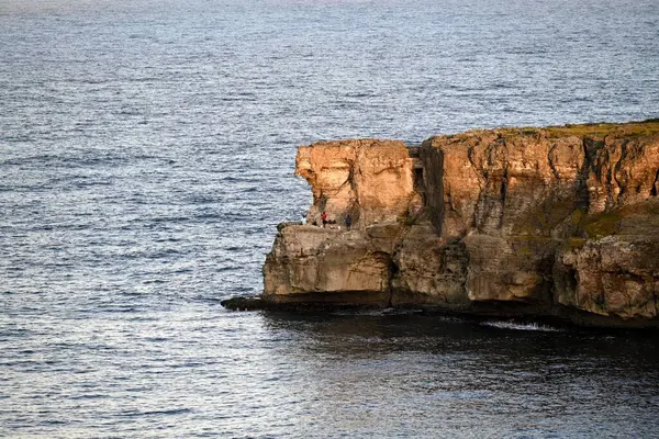 Parlak Güneş Işığında Denizdeki Kaya Oluşumlarının Güzel Bir Görüntüsü — Stok fotoğraf
