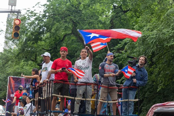 ニューヨークのプエルトリコ パレードを祝うために大勢の人々が集まります — ストック写真