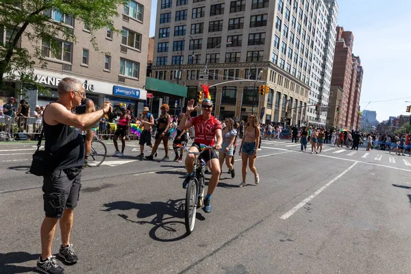 New York Sokaklarında Büyük Bir Kalabalık Onur Yürüyüşü Kutluyor — Stok fotoğraf