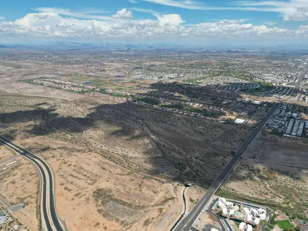 鸟瞰着蓝天下布满公路和房屋的风景 — 图库照片