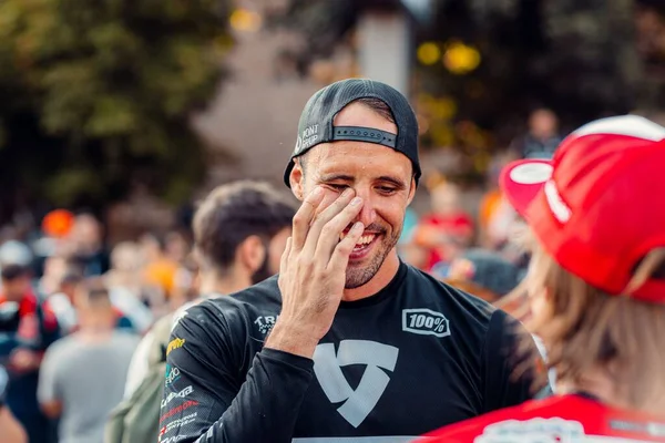 Smějící Sportovec Během Red Bull Romaniacs Hard Enduro Rallye Prolog — Stock fotografie