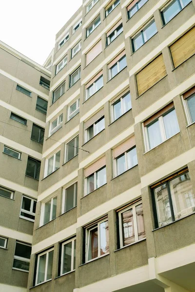 Plano Vertical Bajo Ángulo Edificio Moderno Budapest Hungría Con Ventanas — Foto de Stock