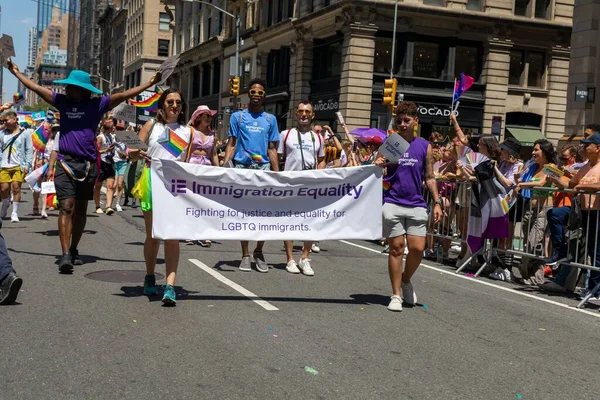 Una Folla Alla Pride Parade Una Mattina Sole — Foto Stock