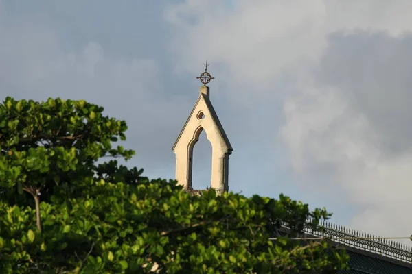 Belo Tiro Topo Igreja Atrás Das Árvores Verdes Contra Céu — Fotografia de Stock
