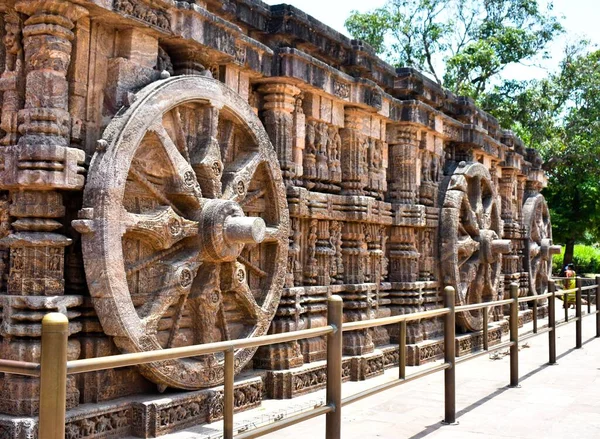 ユネスコの世界遺産の幾何学模様や彫刻された車輪 Konark Sun Templeは 太陽の文字盤として使用されています — ストック写真