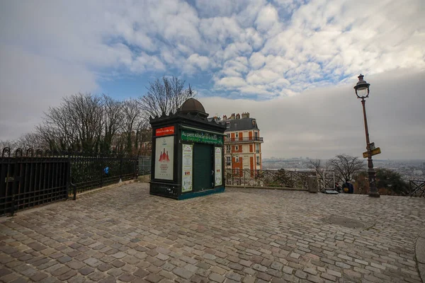 フランス 曇りの日の広告コラム — ストック写真