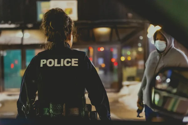 Female Police Officer Approaching Witness Local Disturbance Call Street Night — Stock Photo, Image