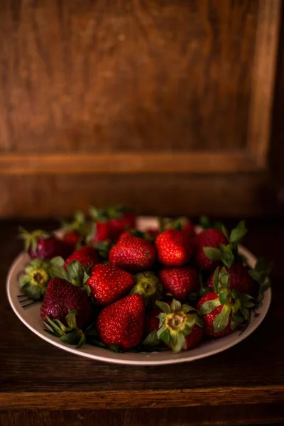 Primo Piano Verticale Fragole Piatto Bianco Tavolo Legno — Foto Stock