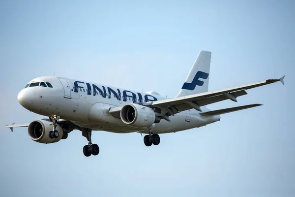 Μια Όμορφη Θέα Του Αεροπλάνου Finnair Προσγείωση Στο Αεροδρόμιο Στο — Φωτογραφία Αρχείου