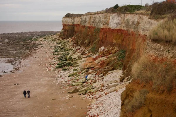 Scenic View People Beach Hunstanton Cliffs Strata — Stock Photo, Image