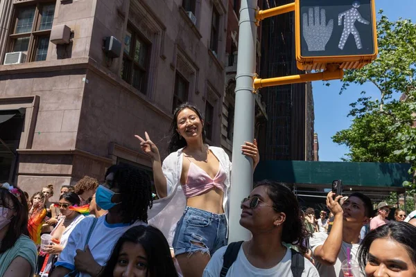 New York Taki Onur Yürüyüşü Nde Bir Sürü Genç Insan — Stok fotoğraf