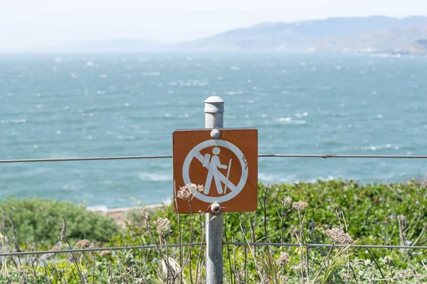 海辺でのハイキングの警告標識の閉鎖 — ストック写真