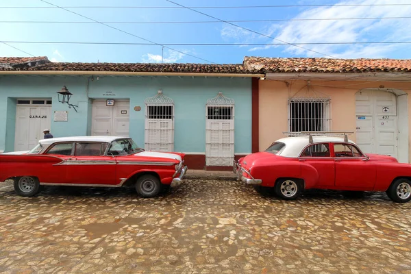 Una Vista Edificio Coches Aparcados Día Soleado Trinidad — Foto de Stock