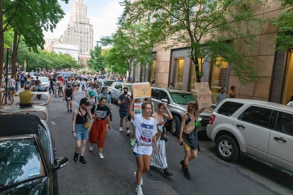 Gruppo Manifestanti Con Cartelli Cartone Che Camminano Verso Foley Square — Foto Stock