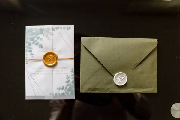 Deux Invitations Mariage Sur Une Table — Photo