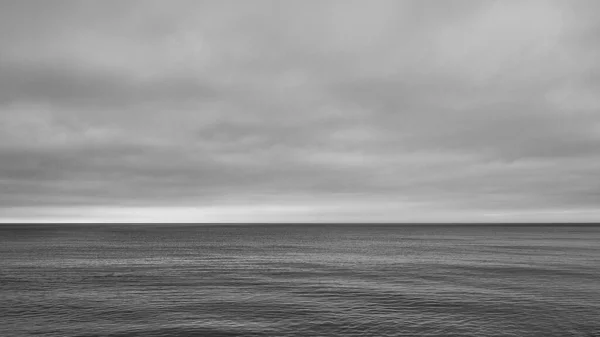 Een Grijsschaal Van Horizon Die Zee Lucht Verdeelt Gelijke Delen — Stockfoto