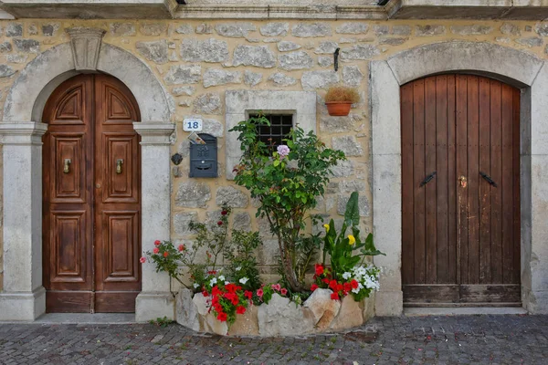 Fasada Starego Domu Ozdobionego Kwiatami Scontrone — Zdjęcie stockowe